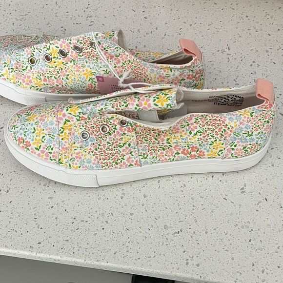 Colorful Floral Slip on Sneakers SZ10 NWT No skid Soles - Picture 2 of 6
